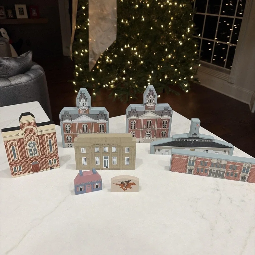 CAT'S MEOW VILLAGE - Usps, Courthouse ++ -‎ LOT OF 6 BUILDINGS - 2 Extra Wooden